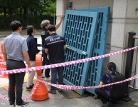 청주 고등학교서 70대 경비원, 정문 철문에 깔려…“사망”｜동아일보 청주 고등학교서 70대 경비원, 정문 철문에 깔려…“사망”
