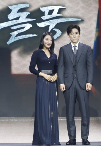 설경구·김희애가 안길 정치 카타르시스…안방 ‘돌풍’ 일으킬까｜동아일보 설경구·김희애가 안길 정치 카타르시스…안방 ‘돌풍’ 일으킬까