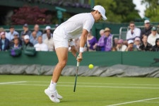 권순우, 윔블던 테니스 단식 1회전 탈락…루네에 0-3 완패｜동아일보 권순우, 윔블던 테니스 단식 1회전 탈락…루네에 0-3 완패