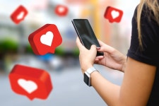 “스마트폰 없이 못 사는 당신… SNS 알고리즘에 끌려다니진 않나요?”[기고/김경일]｜동아일보 “스마트폰 없이 못 사는 당신… SNS... 