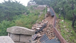 성곽 20여m 무너져… 북악산 1번 탐방로 입구 출입통제｜동아일보 폭우에 한양도성 성곽 20여m 무너져… 북악산 1번 탐방로 입구 출입통제