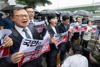 野, 대통령 관저 앞 시위…與 “인민재판 하려다 계획 틀어져”｜동아일보 野, 대통령 관저 앞 시위…與 “인민재판 하려다 계획 틀어져”
