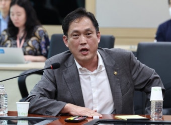 과방위 野 “자료 내놔라” VS 김태규 “깡패냐”…방통위 현장검증서 날선 공방｜동아일보 과방위 野 “자료 내놔라” VS 김태규 “깡패냐”...