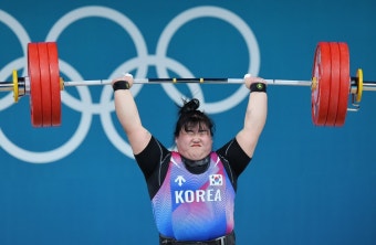 엄마와 함께 들어올린 銀…박혜정, ‘역도 요정’ 꿈 이뤘다｜동아일보 엄마와 함께 들어올린 銀…박혜정, ‘역도 요정’ 꿈 이뤘다