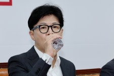 한동훈, 내일부터 국회 244호로 출근…당 장악력 높인다｜동아일보 한동훈, 내일부터 국회 244호로 출근…당 장악력 높인다