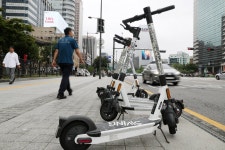 전동킥보드 함께 타고 가던 10대 2명 승합차와 충돌 ‘골절상’｜동아일보 전동킥보드 함께 타고 가던 10대 2명 승합차와 충돌 ‘골절상’