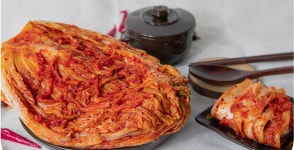 국산 양념에 비법 원료 더한 ‘묵은지’ 감칠맛에 입이 황홀｜동아일보 국산 양념에 비법 원료 더한 ‘묵은지’ 감칠맛에 입이 황홀