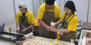 관람객 발길 끊이지 않은 지역 특산품 소개 부스, 경매로 싼 값에 구입도｜동아일보 관람객 발길 끊이지 않은 지역 특산품 소개 부스, 경매로 싼... 