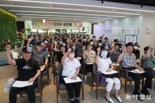 “정답, 알고리즘!” 디지털 퀴즈에 어르신들 모였다｜동아일보 “정답, 알고리즘!” 디지털 퀴즈에 어르신들 모였다