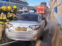 제주공항 고가도로 달리던 전기차 택시 화재…“인명피해 없어”｜동아일보 제주공항 고가도로 달리던 전기차 택시 화재…“인명피해 없어”