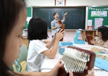 “학원보다 늘봄교실이 더 좋아요” 전문강사가 악기-드론 등 특화수업｜동아일보 “학원보다 늘봄교실이 더 좋아요” 전문강사가 악기-드론 등... 