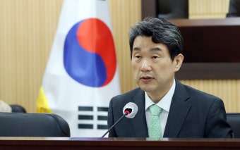 정부 한발 물러섰지만 의정갈등 여전…의료계, ‘2025년 증원’ 만지작｜동아일보 정부 한발 물러섰지만 의정갈등 여전…의료계, ‘2025년...