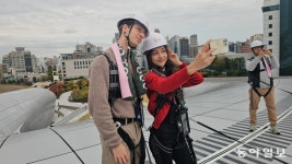 DDP 지붕 위를 걸어볼 수 있다고요?[전승훈의 아트로드]｜동아일보 DDP 지붕 위를 걸어볼 수 있다고요?[전승훈의 아트로드]