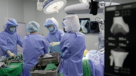 [병원 탐방] 4종 로봇 수술기 모두 사용… 환자에게 꼭 맞는 무릎 인공관절 수술｜동아일보 [병원 탐방] 4종 로봇 수술기 모두 사용… 환자에게 꼭... 