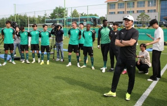 ‘첫 미션’ 잔류 성공한 황선홍 감독 “대전의 안정화가 다음 목표”｜동아일보 ‘첫 미션’ 잔류 성공한 황선홍 감독 “대전의 안정화가 다음...