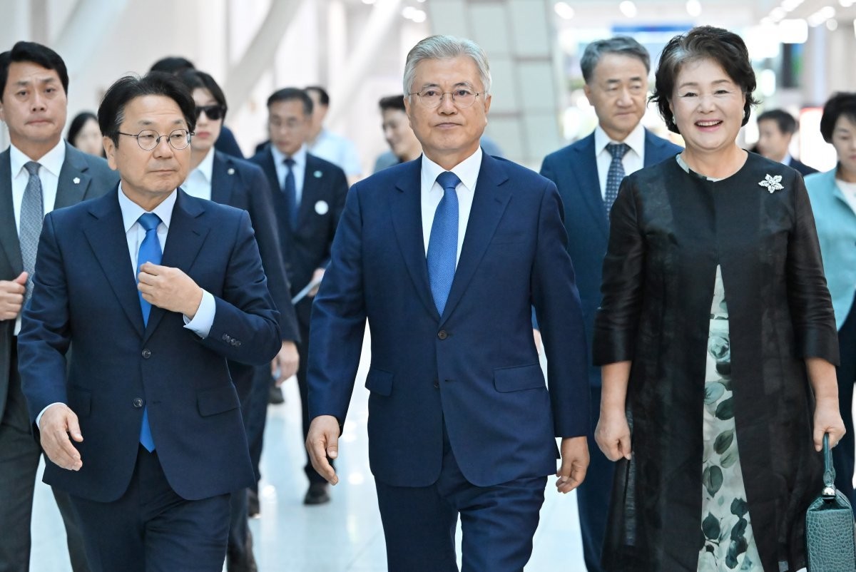 김정숙 여사, 외유성 출장 의혹 무혐의 처분 