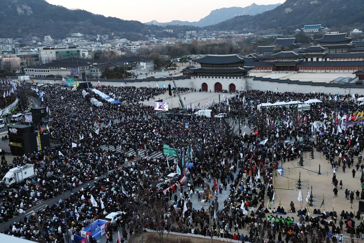 서울과 부산서 윤석열 파면에 이어진 찬반 집회, 시민들의 열정 드러나요