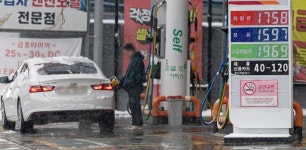 주유소 휘발윳값 5개월 만에 1700원 돌파…“국제유가·고환율 탓”｜동아일보 주유소 휘발윳값 5개월 만에 1700원 돌파…“국제유가... 