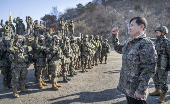 국방장관 대행 “본연 임무 완수해 신뢰받는 군대”…올해 첫 지휘서신｜동아일보 국방장관 대행 “본연 임무 완수해 신뢰받는 군대”…올해 첫...