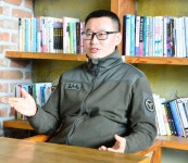 “총 대신 가위를”…13년 이발 봉사 예비군 지휘관｜동아일보 “총 대신 가위를”…13년 이발 봉사 예비군 지휘관