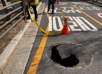 양주 도로서 깊이 3m 땅꺼짐 발생…시청, 긴급 복구 중｜동아일보 양주 도로서 깊이 3m 땅꺼짐 발생…시청, 긴급 복구 중