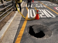 양주 옥정동 도로서 깊이 3m 땅꺼짐 발생…복구작업 중｜동아일보 양주 옥정동 도로서 깊이 3m 땅꺼짐 발생…복구작업 중