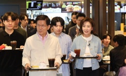 ‘대선 출마’ 김문수·나경원, 햄버거 회동…“어떤 후보와도 협력”｜동아일보 ‘대선 출마’ 김문수·나경원, 햄버거 회동…“어떤 후보와도... 