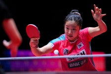 만리장성에 막힌 신유빈, 탁구 월드컵 16강서 세계 4위 천싱퉁에 완패｜동아일보 만리장성에 막힌 신유빈, 탁구 월드컵 16강서 세계 4위... 