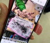 “닦아도 닦아도 검댕이”…금호타이어 정문 앞 상인들 망연자실｜동아일보 “닦아도 닦아도 검댕이”…금호타이어 정문 앞 상인들 망연자실