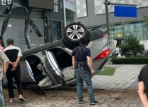 용인 기흥역 부근 상가로 전복된 SUV 돌진…3명 부상｜동아일보 용인 기흥역 부근 상가로 전복된 SUV 돌진…3명 부상