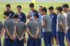 홍명보호, 26인 완전체로 중국전 대비 담금질…일본은 실내서 첫 훈련｜동아일보 홍명보호, 26인 완전체로 중국전 대비 담금질…일본은 실내서... 