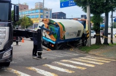 인천 서구 도로 싱크홀… 5톤 청소트럭 빠져｜동아일보 인천 서구 도로 싱크홀… 5톤 청소트럭 빠져