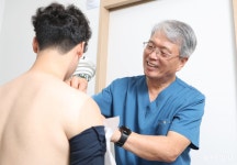 은퇴자들이 ‘열일하는’ 가난한 사람들의 병원[서영아의 100세 카페]｜동아일보 은퇴자들이 ‘열일하는’ 가난한 사람들의 병원[서영아의... 