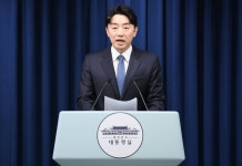 강훈식 비서실장, 구명조끼 양보한 순직 해경 조문…귀국 근로자 마중｜동아일보 강훈식 비서실장, 구명조끼 양보한 순직 해경 조문…귀국... 