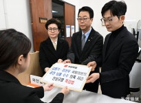 김병기 탄원서, 당사무처 접수-처리 기록 사라져… “수사로 밝혀야”｜동아일보 김병기 탄원서, 당사무처 접수-처리 기록 사라져… “수사로... 