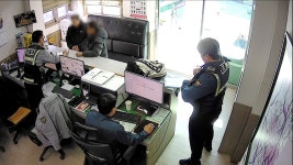 “10년 연락 끊긴 조카 생사라도” 호소…온 힘 쏟아 찾아준 경찰 감동｜동아일보 “10년 연락 끊긴 조카 생사라도” 호소…온 힘 쏟아 찾아준... 