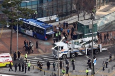 서대문역사거리 버스 사고, 중상자는 ‘교통섬 대기자’였다｜동아일보 서대문역사거리 버스 사고, 중상자는 ‘교통섬 대기자’였다
