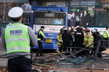 서대문역사거리 버스 사고, 중상자는 ‘교통섬 대기자’였다｜동아일보 서대문역사거리 버스 사고, 중상자는 ‘교통섬 대기자’였다