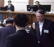 “징역 5년에 처한다”…무표정 유지하던 尹, 입술 질끈 깨물어｜동아일보 “징역 5년에 처한다”…무표정 유지하던 尹, 입술 질끈 깨물어