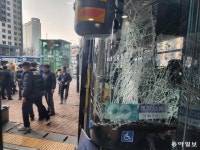 서대문역사거리 버스 사고, 중상자는 ‘교통섬 대기자’였다｜동아일보 서대문역사거리 버스 사고, 중상자는 ‘교통섬 대기자’였다