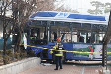 서대문역사거리 버스 사고, 중상자는 ‘교통섬 대기자’였다｜동아일보 서대문역사거리 버스 사고, 중상자는 ‘교통섬 대기자’였다