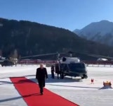 다보스 도착한 트럼프 마주한 건…‘Trump Go Home’ 항의와 텅 빈 레드카펫｜동아일보 다보스 도착한 트럼프 마주한 건…‘Trump Go... 