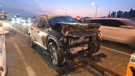 아산 배방역사거리서 SUV가 굴삭기 추돌…1명 중상·차량 화재｜동아일보 아산 배방역사거리서 SUV가 굴삭기 추돌…1명 중상·차량 화재