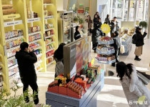 CJ올리브영, 웰니스 플랫폼 ‘올리브베러’ 광화문 1호점 오픈｜동아일보 CJ올리브영, 웰니스 플랫폼 ‘올리브베러’ 광화문 1호점 오픈