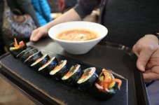 ‘김밥에 라면’ 1만원으로 못 먹는다…김·쌀값 12%↑, ‘서민 점심’... 직격탄｜동아일보 ‘김밥에 라면’ 1만원으로 못 먹는다…김·쌀값... 