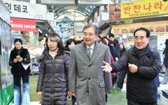 조현 외교, 설 맞아 망원동 월드컵시장 방문｜동아일보 조현 외교, 설 맞아 망원동 월드컵시장 방문