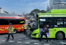 연세대 정문 앞에서 버스 교통사고…5명 병원 이송｜동아일보 연세대 정문 앞에서 버스 교통사고…5명 병원 이송