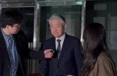 ‘1억 수수 혐의’ 강호동 농협회장, 피의자 신분 18시간 조사｜동아일보 ‘1억 수수 혐의’ 강호동 농협회장, 피의자 신분 18시간 조사