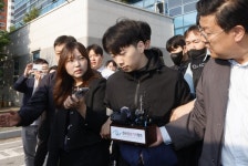 고개 빳빳이 카메라 응시…‘여고생 살해’ 23세 장윤기 구속송치｜동아일보 고개 빳빳이 카메라 응시…‘여고생 살해’ 23세 장윤기 구속송치