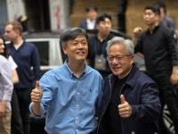 젠슨 황-장병규 ‘엄지 척’…강남 PC방 회동｜동아일보 젠슨 황-장병규 ‘엄지 척’…강남 PC방 회동